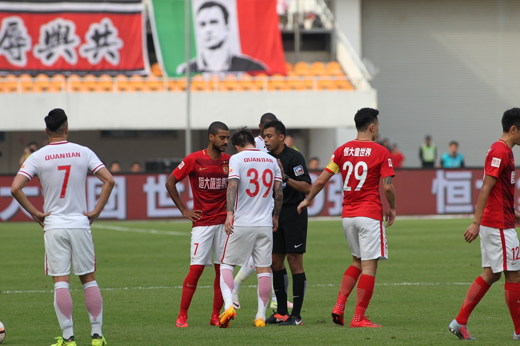 后场外援突 后场外援突